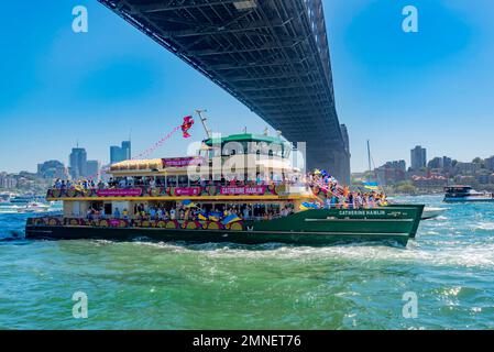 Il Sydney Ferry Catherine Hamlin torna sotto il Sydney Harbour Bridge dopo la gara di traghetti Australia Day che trasporta nuovi rifugiati ucraini Foto Stock