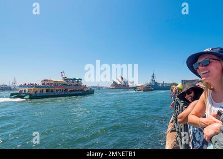 Le persone sorridono e guardano dal porto mentre i freddi traghetti passano dopo l'Australia Day Ferry Boat Race a Sydney, Australia, il 2023 gennaio Foto Stock