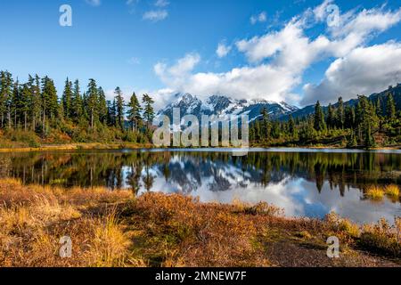 Mt. Ghiacciaio di Shuksan con neve che si riflette in Picture Lake, paesaggio boscoso di montagna in autunno, Mt. Baker-Snoqualmie National Forest, Washington, Stati Uniti Foto Stock