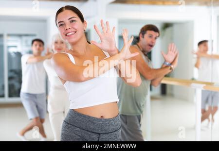 Giovane donna che fa balletto a barre Foto Stock