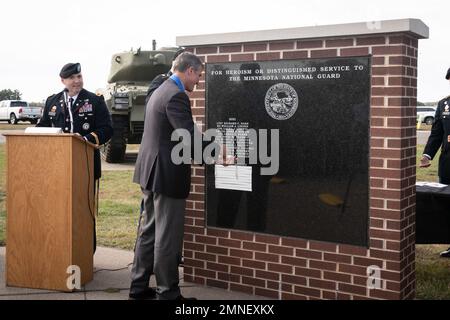 Gen. Maggiore (Ret.) Neal G. Loidolt toglie la copertura dal suo nome inscritto sulle pareti di granito durante la cerimonia di inaugurazione della Corte d'onore a Camp Ripley, 2 ottobre 2022. Il monumento della Corte d'onore si trova fuori dal Minnesota Military Museum sulla base e presenta quasi 500 nomi di precedenti membri del servizio del Minnesota, viventi e deceduti, che sono stati onorati con l'induzione. (Foto della Guardia Nazionale del Minnesota di staff Sgt. Mahsima Alkamooneh) Foto Stock