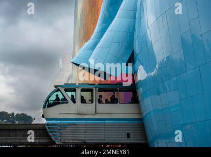 Il treno monorotaia passa attraverso il museo, la facciata esterna ondulata colorata, il Museo della Cultura Pop, il MoPOP, l'architetto Frank Gehry, Seattle, Washington Foto Stock