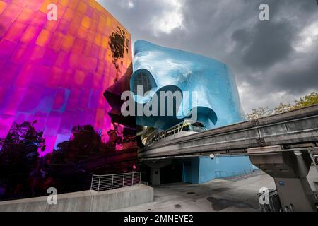 Il treno monorotaia passa attraverso il museo, la facciata esterna ondulata colorata, il Museo della Cultura Pop, il MoPOP, l'architetto Frank Gehry, Seattle, Washington Foto Stock