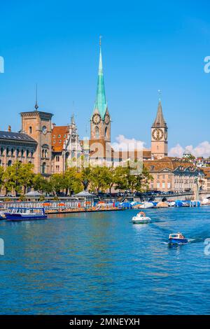 Vista sul Limmat, Frauenmuenster, il Municipio di Zurigo e la Cattedrale di San Torre della chiesa di Pietro, Città Vecchia, Zurigo, Svizzera Foto Stock