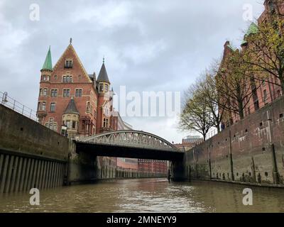 Canale e magazzini a Speicherstadt, Amburgo, Germania Foto Stock