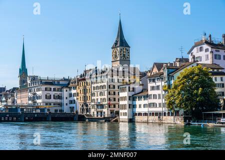 Vista sul fiume Limmat, le case storiche della città vecchia, le torri del Fraumuenster e di St Peter, Zurigo, Svizzera Foto Stock