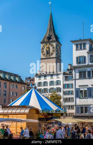 Giostra e bancarelle nella Città Vecchia, campanile di San Chiesa di Pietro, Zurigo, Svizzera Foto Stock