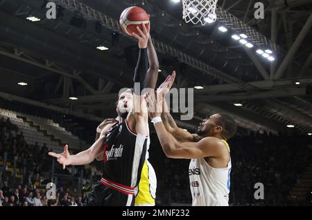 Bologna, Italia. 29th Jan, 2023. Tornike Shengelia (Segafredo Virtus Bologna) durante la partita del campionato italiano di basket LBA Segafredo Virtus Bologna Vs. Tezenis Scaligera Verona - Bologna, 29 gennaio 2023 a Segafredo Arena - Photo: Michele Nucci Credit: Independent Photo Agency/Alamy Live News Foto Stock