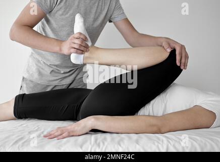 terapeuta in terapia fisica con paziente femminile. Risoluzione e foto di alta qualità Foto Stock