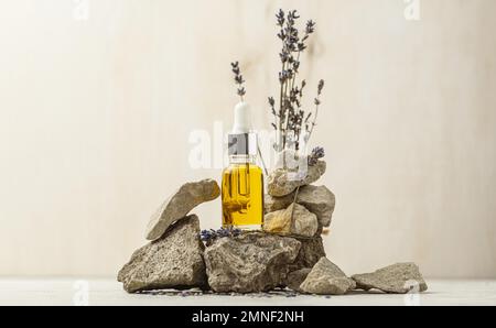 configurazione di bottiglie di olio di lavanda. Risoluzione e foto di alta qualità Foto Stock