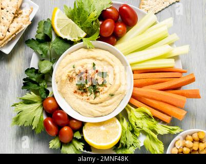 vista dall'alto hummus con assortimento di verdure. Bella foto Foto Stock