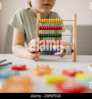 bambino imparare utilizzare abacus casa. Foto ad alta risoluzione Foto Stock