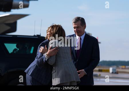 Elaine o'Neal, sindaco di Durham, North Carolina, e governatore Roy Cooper salutano il vicepresidente americano Kamala Harris mentre arriva all'aeroporto internazionale di Raleigh-Durham a Morrisville, North Carolina, Stati Uniti, lunedì 30th gennaio. 2023. Harris parlerà dell'impegno dell'amministrazione nei confronti delle piccole imprese presso il Duke Energy Center for Performing Arts di Raleigh, North Carolina. Credito: Cornell Watson/Pool tramite CNP /MediaPunch Foto Stock
