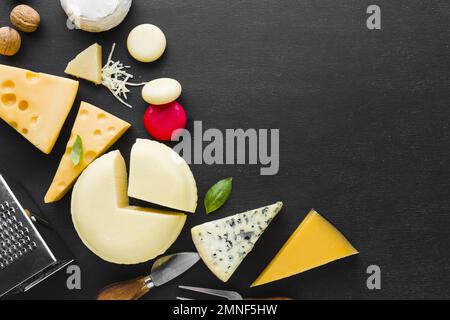 posare a piatto gli utensili di impasto di formaggio con spazio di copia. Risoluzione e foto di alta qualità Foto Stock