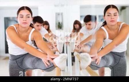 Giovane donna che fa balletto a barre Foto Stock