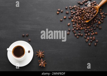 tazza di caffè con chicchi di anice. Risoluzione e foto di alta qualità Foto Stock