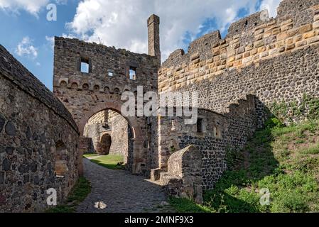 Porta centrale con cancello del castello esterno, porta del castello sul retro, rovine del castello medievale Stauferburg Muenzenberg, anche Muenzenburg Foto Stock