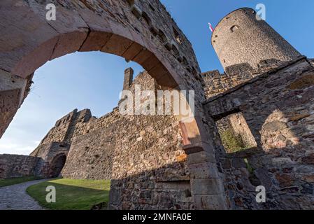 Porta centrale con cancello del castello esterno, porta del castello sul retro, torrione occidentale, torre del castello, rovine del castello medievale di Stauferburg Foto Stock
