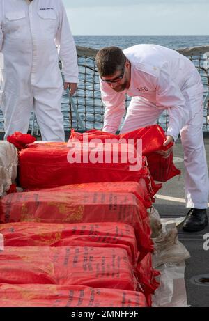 GOLFO DI OMAN (OTT 2, 2022) personale della Royal Navy Frigate HMS Montrose (F236) inventario delle droghe illecite sequestrate da una nave da pesca nelle acque internazionali del Golfo dell’Oman, ottobre 2. (Foto della Royal Navy del Regno Unito) Foto Stock