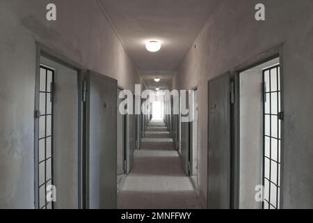 Edificio delle celle del campo di prigionia, Sachsenhausen Concentration Camp Memorial and Museum, Oranienburg, Oberhavel District, Brandeburgo, Germania Foto Stock