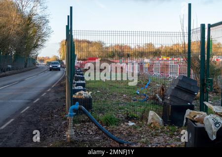 Wendover, Buckinghamshire, Regno Unito. 30th gennaio 2023. HS2 lavori di costruzione per il Viadotto piccolo Dean lungo la A413 a sud di Wendover. Il Viadotto piccolo del Dean, una volta costruito, prenderà i treni ad alta velocità 2 attraverso la A413, la linea ferroviaria di Chilterns e la corsia piccola del Dean. HS2 hanno abbattuto un numero enorme di alberi vicino alla A413 così come demolendo la casa colonica e gli edifici di fattoria a Road Barn Farm. Credit: Maureen McLean/Alamy Live News Foto Stock