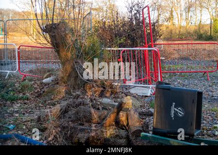 Wendover, Buckinghamshire, Regno Unito. 30th gennaio 2023. HS2 lavori di costruzione per il Viadotto piccolo Dean lungo la A413 a sud di Wendover. Il Viadotto piccolo del Dean, una volta costruito, prenderà i treni ad alta velocità 2 attraverso la A413, la linea ferroviaria di Chilterns e la corsia piccola del Dean. HS2 hanno abbattuto un numero enorme di alberi vicino alla A413 così come demolendo la casa colonica e gli edifici di fattoria a Road Barn Farm. Credit: Maureen McLean/Alamy Live News Foto Stock