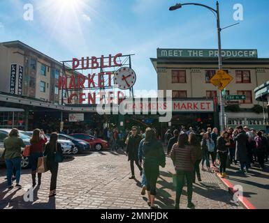 Area di ingresso con grande cartello, mercato al coperto, mercato pubblico, mercato agricolo, mercato Pike Place, Seattle, Washington, Stati Uniti Foto Stock