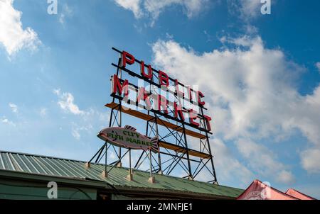 Mercato pubblico, Farmers Market, mercato, ingresso con grande cartello, Pike Place Market, Seattle, Washington, USA Foto Stock