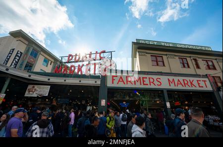 Area di ingresso con grande cartello, mercato al coperto, mercato pubblico, mercato agricolo, mercato Pike Place, Seattle, Washington, Stati Uniti Foto Stock