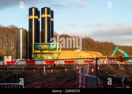 Wendover, Buckinghamshire, Regno Unito. 30th gennaio 2023. Silos sul composto HS2 per il Viadotto piccolo Dean lungo il A413 a sud di Wendover. Il Viadotto piccolo del Dean, una volta costruito, prenderà i treni ad alta velocità 2 attraverso la A413, la linea ferroviaria di Chilterns e la corsia piccola del Dean. HS2 hanno abbattuto un numero enorme di alberi vicino alla A413 così come demolendo la casa colonica e gli edifici di fattoria a Road Barn Farm. Credit: Maureen McLean/Alamy Live News Foto Stock