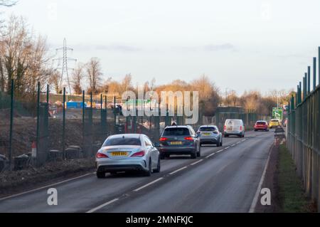 Wendover, Buckinghamshire, Regno Unito. 30th gennaio 2023. HS2 lavori di costruzione per il Viadotto piccolo Dean lungo la A413 a sud di Wendover. Il Viadotto piccolo del Dean, una volta costruito, prenderà i treni ad alta velocità 2 attraverso la A413, la linea ferroviaria di Chilterns e la corsia piccola del Dean. HS2 hanno abbattuto un numero enorme di alberi vicino alla A413 così come demolendo la casa colonica e gli edifici di fattoria a Road Barn Farm. Credit: Maureen McLean/Alamy Live News Foto Stock