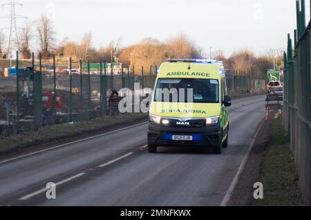 Wendover, Buckinghamshire, Regno Unito. 30th gennaio 2023. Un'ambulanza di emergenza sul A413. HS2 lavori stradali spesso rallentano le ambulanze a causa dei numerosi HS2 semafori che attraversano il Buckinghamshire. La A413 è la strada principale da e per l'ospedale Stoke Mandeville. Credit: Maureen McLean/Alamy Live News Foto Stock