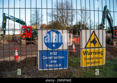 Wendover, Buckinghamshire, Regno Unito. 30th gennaio 2023. HS2 lavori di costruzione per il Viadotto piccolo Dean lungo la A413 a sud di Wendover. Il Viadotto piccolo del Dean, una volta costruito, prenderà i treni ad alta velocità 2 attraverso la A413, la linea ferroviaria di Chilterns e la corsia piccola del Dean. HS2 hanno abbattuto un numero enorme di alberi vicino alla A413 così come demolendo la casa colonica e gli edifici di fattoria a Road Barn Farm. Credit: Maureen McLean/Alamy Live News Foto Stock