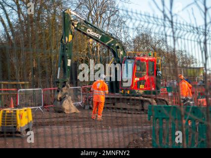 Wendover, Buckinghamshire, Regno Unito. 30th gennaio 2023. HS2 lavori di costruzione per il Viadotto piccolo Dean lungo la A413 a sud di Wendover. Il Viadotto piccolo del Dean, una volta costruito, prenderà i treni ad alta velocità 2 attraverso la A413, la linea ferroviaria di Chilterns e la corsia piccola del Dean. HS2 hanno abbattuto un numero enorme di alberi vicino alla A413 così come demolendo la casa colonica e gli edifici di fattoria a Road Barn Farm. Credit: Maureen McLean/Alamy Live News Foto Stock