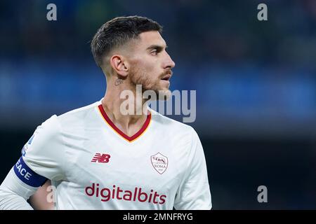 Napoli, Italia. 29th Jan, 2023. Lorenzo Pellegrini di AS Roma guarda durante la Serie Un match tra Napoli e Roma allo Stadio Diego Armando Maradona, Napoli, Italia, il 29 gennaio 2023. Credit: Giuseppe Maffia/Alamy Live News Foto Stock