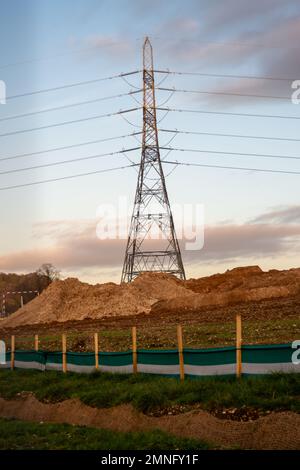 Wendover, Buckinghamshire, Regno Unito. 30th gennaio 2023. HS2 lavori di costruzione per il Viadotto piccolo Dean lungo la A413 a sud di Wendover. Il Viadotto piccolo del Dean, una volta costruito, prenderà i treni ad alta velocità 2 attraverso la A413, la linea ferroviaria di Chilterns e la corsia piccola del Dean. HS2 hanno abbattuto un numero enorme di alberi vicino alla A413 così come demolendo la casa colonica e gli edifici di fattoria a Road Barn Farm. Credit: Maureen McLean/Alamy Live News Foto Stock