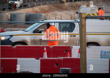 Wendover, Buckinghamshire, Regno Unito. 30th gennaio 2023. HS2 lavori di costruzione per il Viadotto piccolo Dean lungo la A413 a sud di Wendover. Il Viadotto piccolo del Dean, una volta costruito, prenderà i treni ad alta velocità 2 attraverso la A413, la linea ferroviaria di Chilterns e la corsia piccola del Dean. HS2 hanno abbattuto un numero enorme di alberi vicino alla A413 così come demolendo la casa colonica e gli edifici di fattoria a Road Barn Farm. Credit: Maureen McLean/Alamy Live News Foto Stock