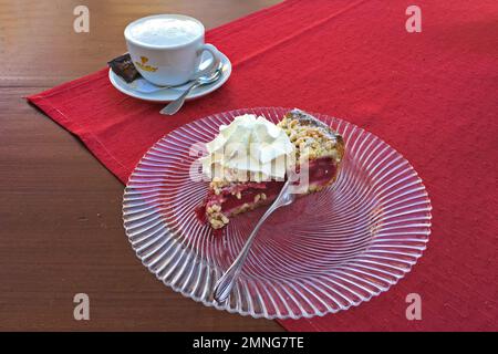 Cappuccino e torta alla ciliegia Foto Stock