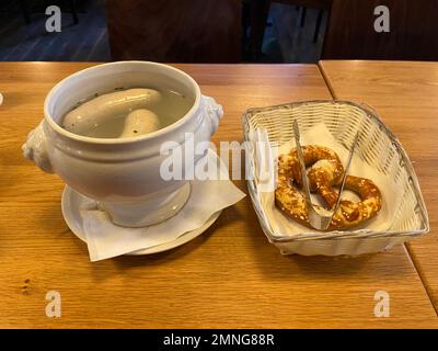 Weißwürste (letteralmente salsiccia bianca), un piatto tradizionale bavarese Foto Stock