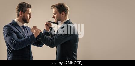 Uomo faccia ritratto, banner con spazio copia. Due uomini d'affari arrabbiati che combattono e discutono su riunione d'affari hanno concorrenza commerciale, leadership. Foto Stock