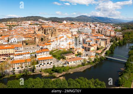 Vista del paesaggio urbano di Plasencia con la cattedrale cattolica sul fiume Jerte Foto Stock