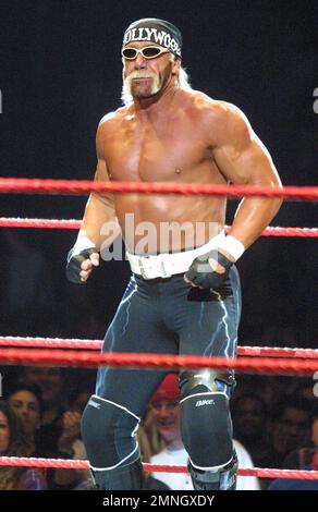 **FOTO DEL FILE** Hulk Hogan riferito non può ritenere il corpo inferiore dopo la chirurgia della schiena. Hulk Hogan 2002 credito: John Barrett/PHOTOlink /MediaPunch Foto Stock