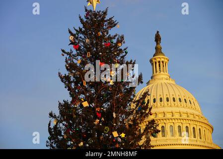 Gli Stati Uniti Cerimonia di illuminazione dell'albero di Natale del Campidoglio nel prato occidentale del Campidoglio a Washington DC, 29 novembre 2022. Foto Stock