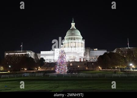 Gli Stati Uniti Cerimonia di illuminazione dell'albero di Natale del Campidoglio nel prato occidentale del Campidoglio a Washington DC, 29 novembre 2022. Foto Stock