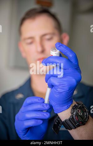 Un ospedale Corpsman 2nd Classe, assegnato alla nave d'assalto anfibio USS Bataan (LHD 5), prepara un colpo di immunizzazione Anthrax ca. 2020 Foto Stock