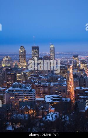 Lo skyline di Montreal si illuminò al crepuscolo in inverno dal punto panoramico di Mount Royal, Quebec, Canada. Foto Stock