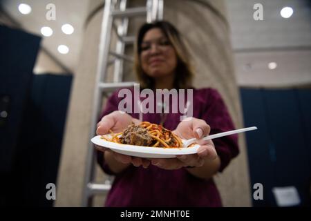 Ai partecipanti vengono serviti dei polpetti di bisonte e spaghetti e salsa di pomodoro durante le risorse della USDA Indigenous Food sovranità al White House Tribal Youth Forum di Washington D.C., il 14 novembre 2022 Foto Stock