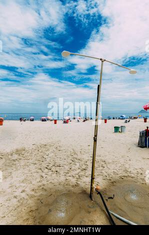 Rio de Janeiro, Brasile - 30 gennaio 2023: Doccia a Copacabana Beach a Rio de Janeiro, Brasile Foto Stock
