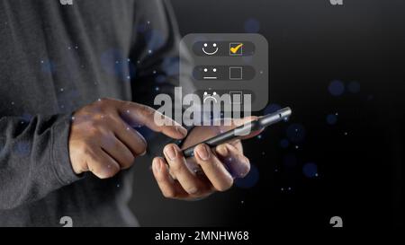 Uomo d'affari che preme emoticon sorridente sul touch screen virtuale. L'utente assegna una valutazione all'esperienza di assistenza sull'applicazione online per la revisione del cliente sa Foto Stock