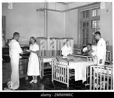 Naval Hospital Portsmouth, New Hampshire. Consegna di cibo caldo ai pazienti del reparto ca. 1940s o 1950s Foto Stock